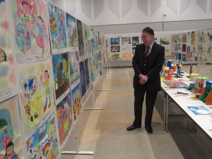 市内幼小中学校美術展の様子
