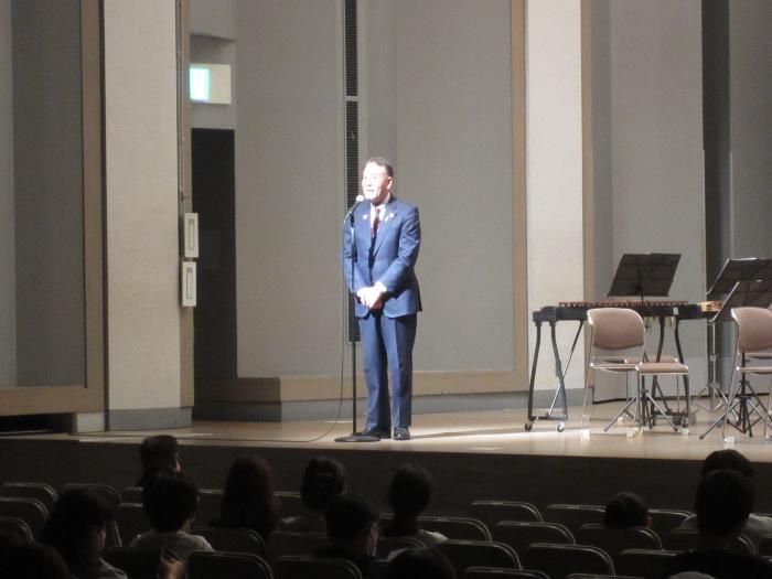 伊勢崎ジュニアオーケストラ第25回定期演奏会での挨拶の様子