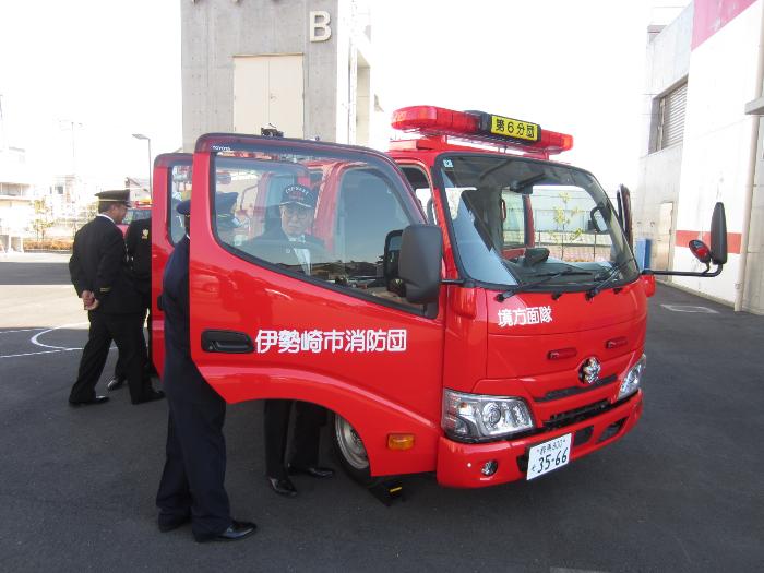 伊勢崎市消防団消防ポンプ自動車配車式の様子