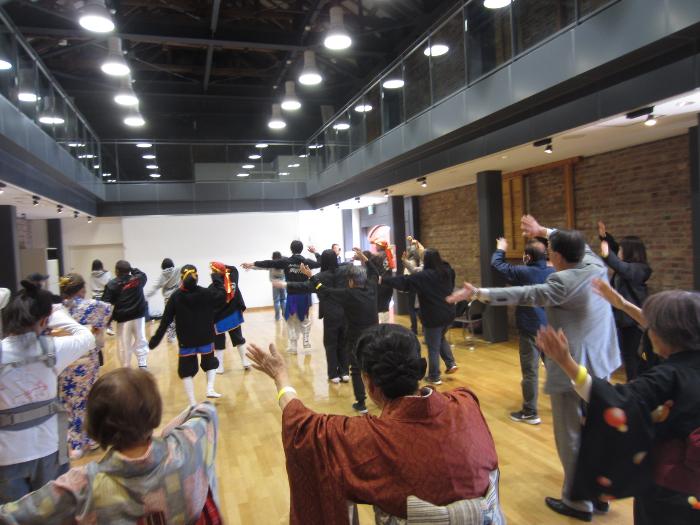 親子・孫でつなぐふれあい交流ダンスでの様子