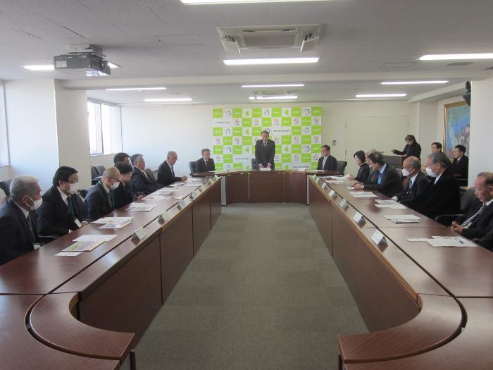 行政相談委員・人権擁護委員への謝礼品贈呈式の様子