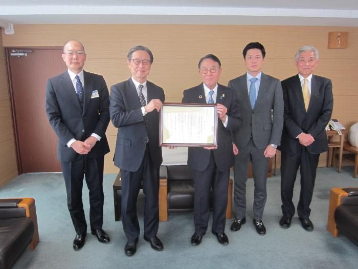 伊勢崎市企業版ふるさと寄付金感謝状贈呈式の様子