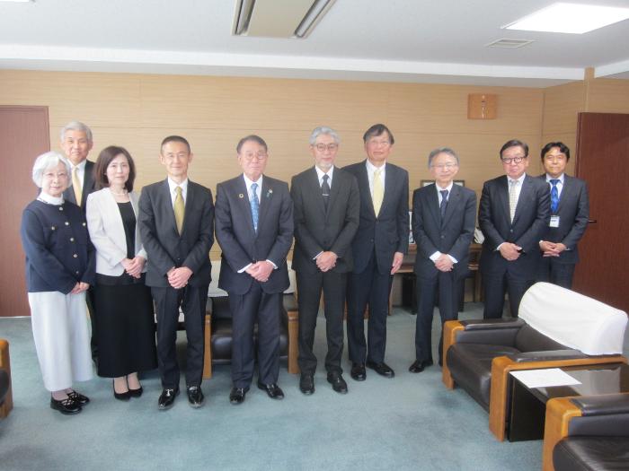 退任教育委員への感謝状贈呈及び新任教育委員辞令交付式の様子