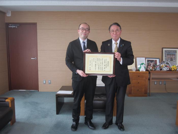 心のスリーエー株式会社への企業版ふるさと寄附金感謝状贈呈式の様子