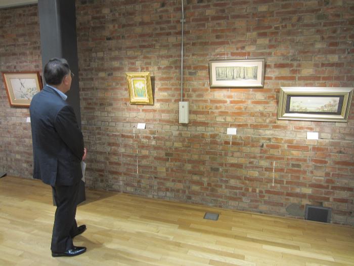 伊勢崎市収蔵美術展視察の様子