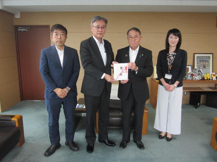 明治大学校友会伊勢崎地域支部の寄附贈呈式の様子