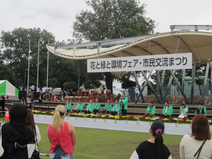 花と緑と環境フェア・市民交流まつりオープニングセレモニーでの挨拶の様子
