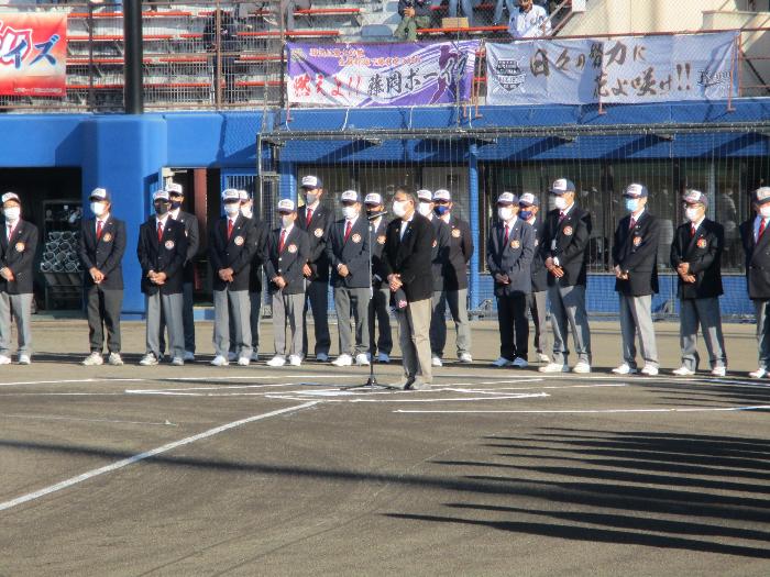 ボーイズリーグ群馬県支部予選の開会式で挨拶する様子