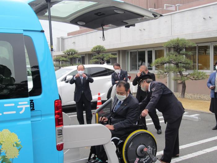 電動リフト付きのあおぞら小型バス