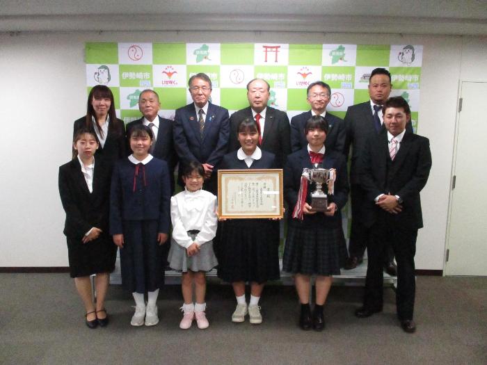 上州あずま太鼓会日本太鼓ジュニアコンクール県優勝報告の様子