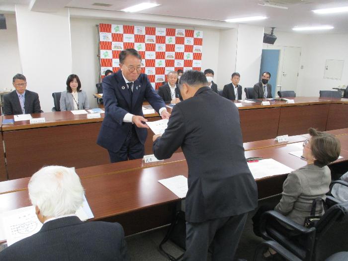 文化・スポーツ功労者表彰選考委員委嘱状交付式の様子