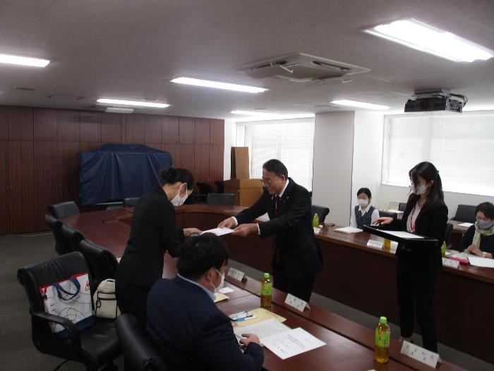 地域包括支援センター運営協議会委嘱状交付式の様子