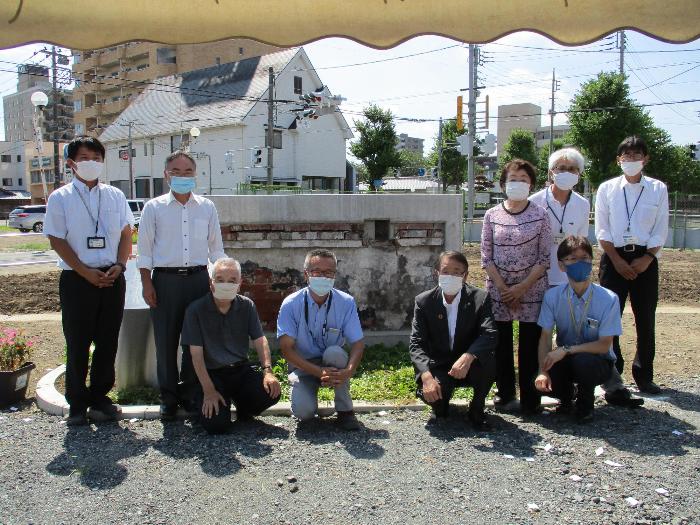 伊勢崎空襲の記憶を留めるレンガ建造物モニュメント移転完成に伴う平和記念式典の様子