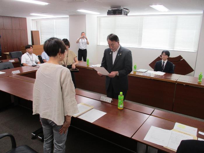 環境美化審議会委員委嘱状交付式の様子
