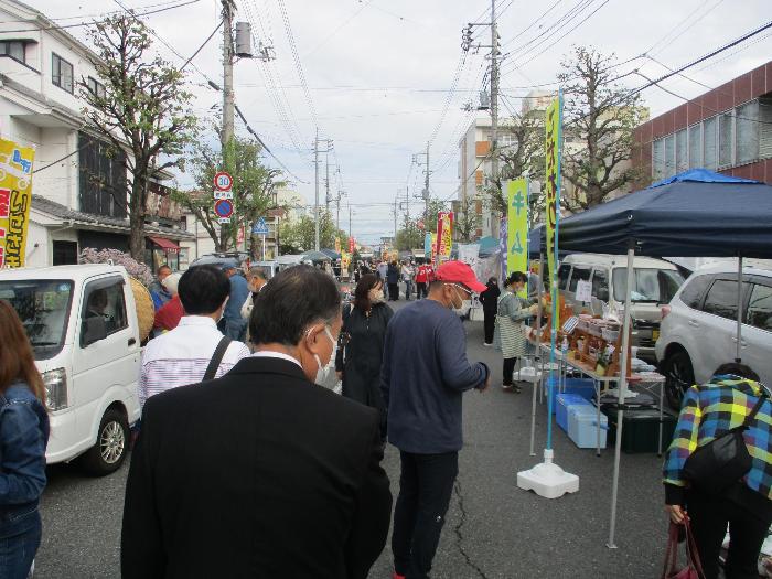 いせさき軽トラ朝市の様子