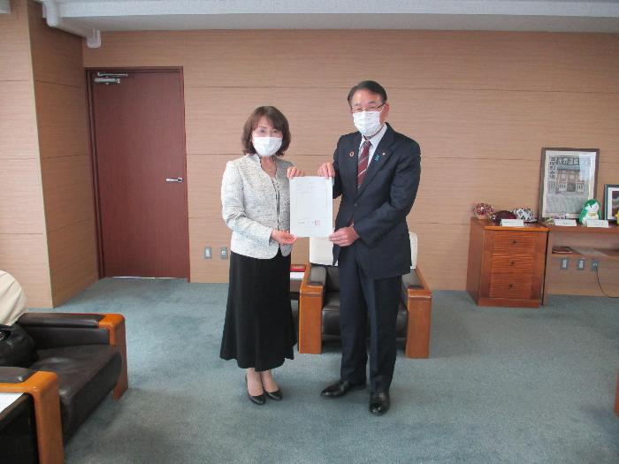 新任の教育委員に辞令を交付する様子