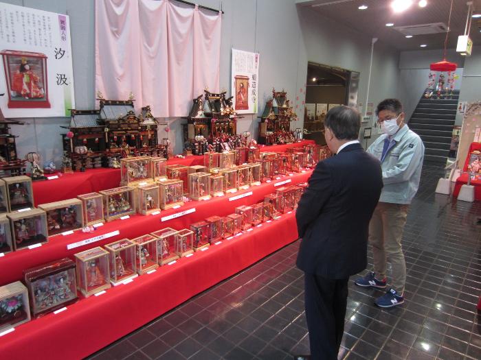 赤堀歴史民俗資料館収蔵資料展ガラスの箱のおひなさまの様子