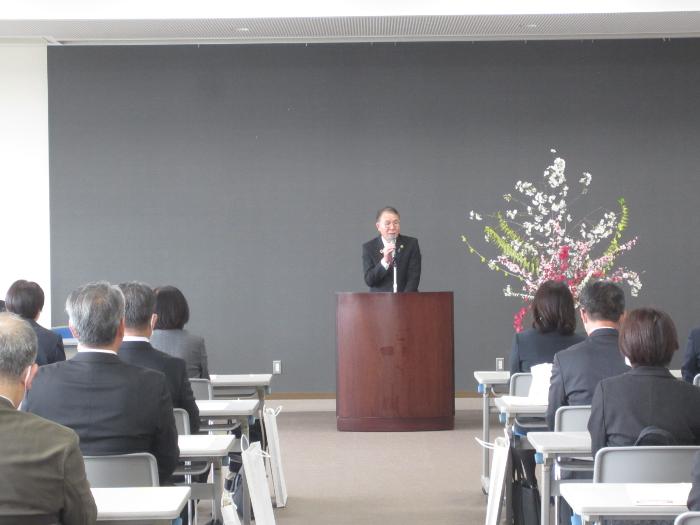 退職者辞令交付及び感謝状贈呈式で挨拶する市長