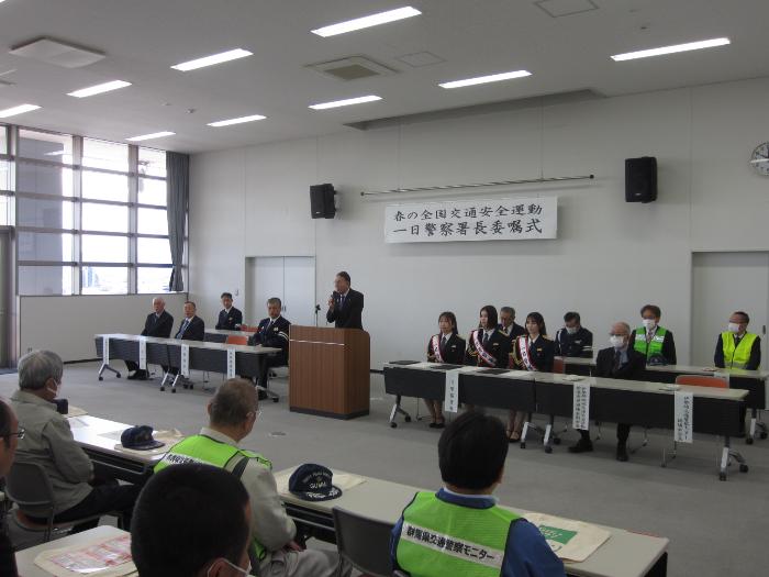 一日警察署長委嘱式で挨拶する市長