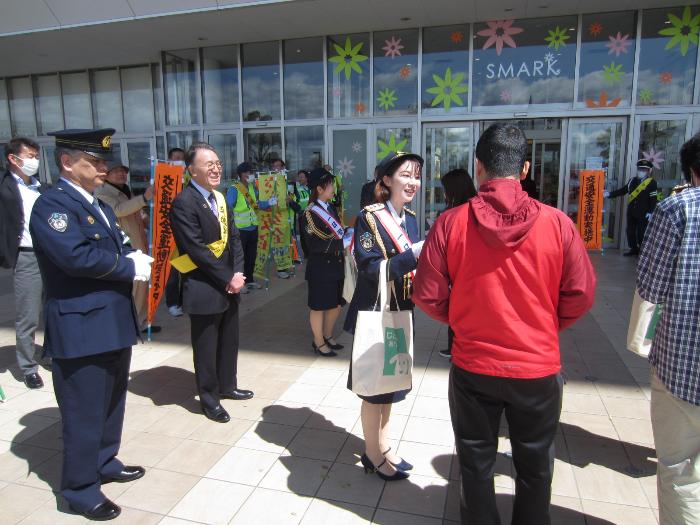 啓発活動をする市長