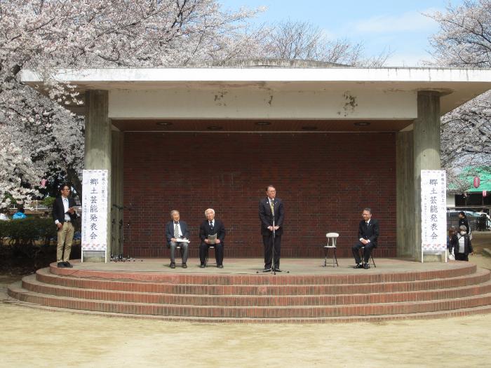 華蔵寺公園花まつり郷土芸能発表会で挨拶する市長