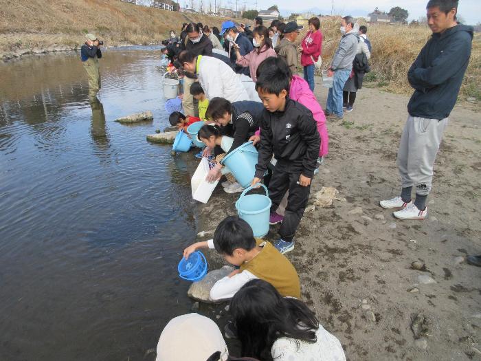殖蓮地区サケの稚魚放流会の様子