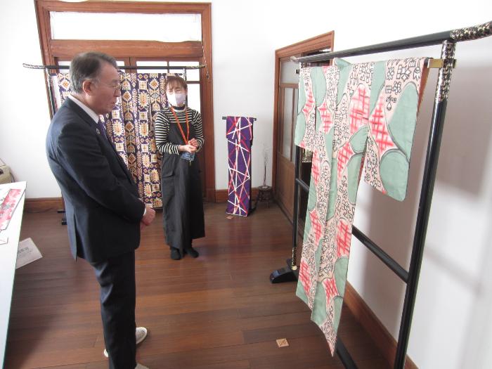 至宝の銘仙展の様子