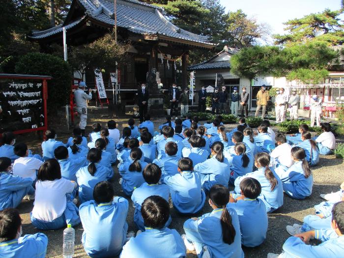 八寸の会と殖蓮中学校生徒とのアマドコロ植栽で挨拶する様子