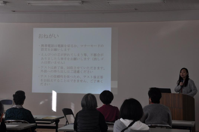 講演をする女性と聴講する人たちの写真