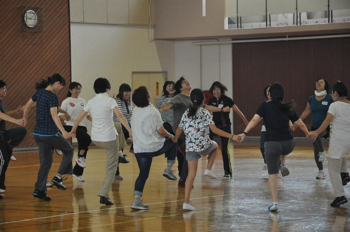 たくさんの人が手をつないで輪を作っている写真