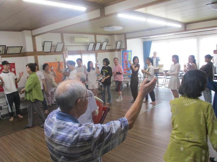 盆踊りを踊る参加者の様子