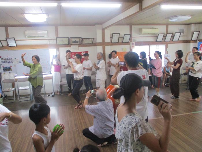 盆踊りを踊る参加者の様子