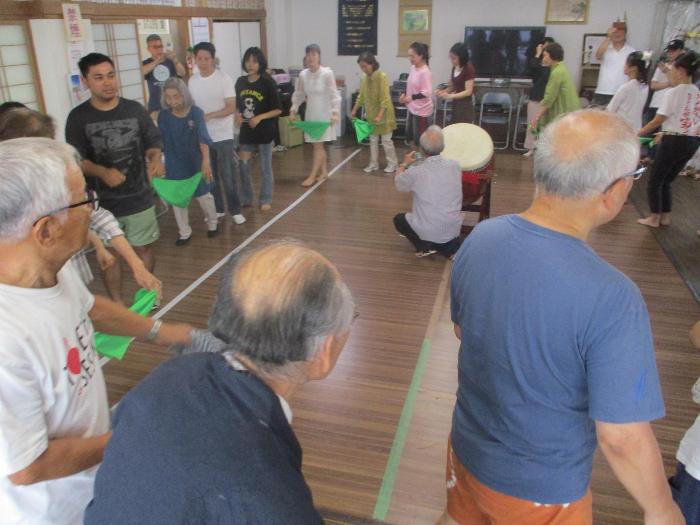 盆踊りを踊る参加者の様子