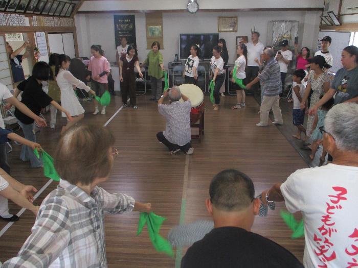 盆踊りを踊る参加者の様子