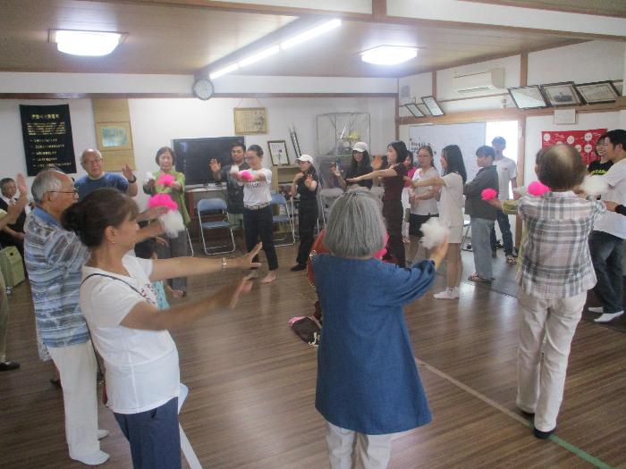 盆踊りを踊る参加者の様子