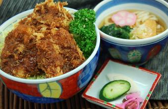 お店のおすすめメニュー(ソースかつ丼とうどんのセット)の写真