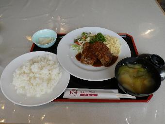 日替わりランチの一例(ご飯と味噌汁とハンバーグのセット)の写真