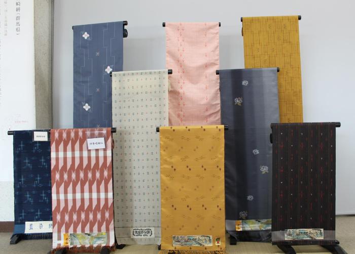 様々な模様の絣が集合した写真です。