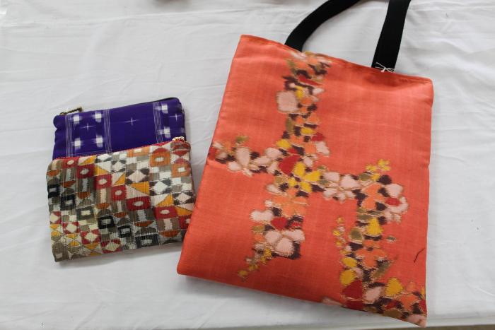絣の生地を使用した小物入れや手提げ袋です。