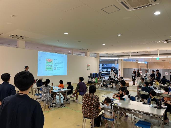 8月4日のワークショップで説明を聞く参加者の様子