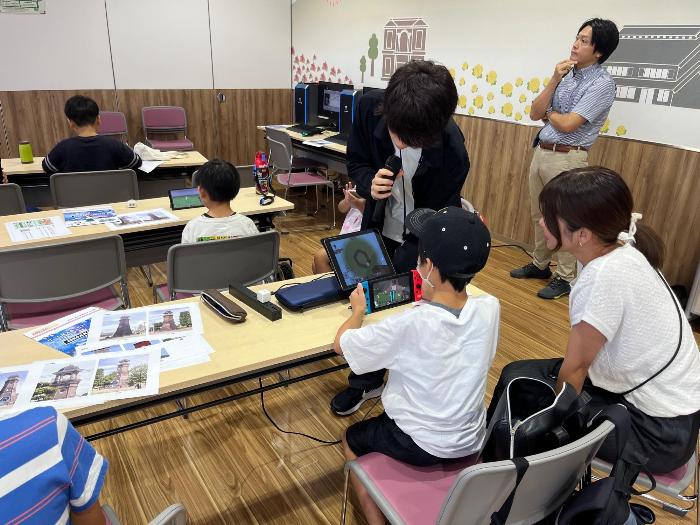 ゲーム機を操作する参加者の様子