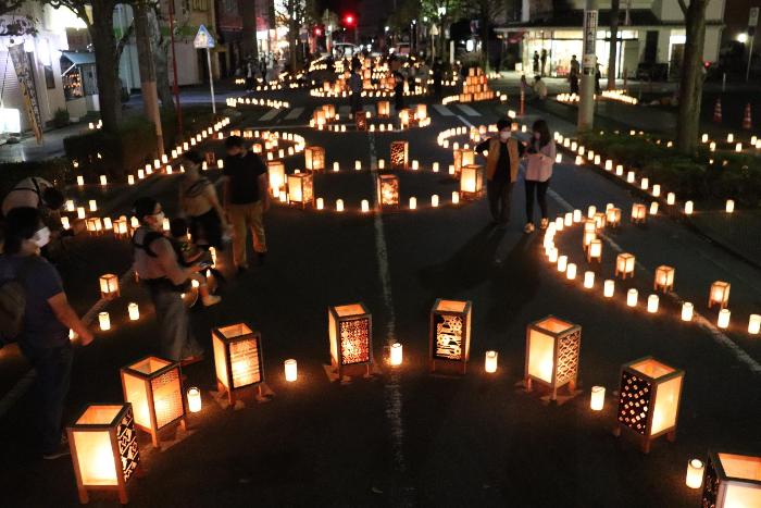 道路に燈籠が並んでいる写真