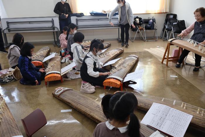 お箏体験教室の様子
