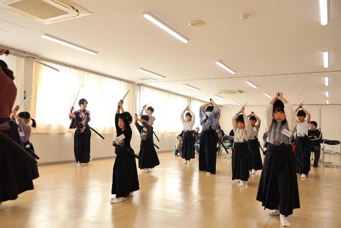 吟剣詩舞体験教室の様子