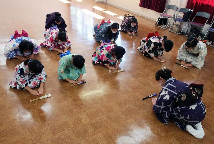 こども日本舞踊教室第一回目の様子