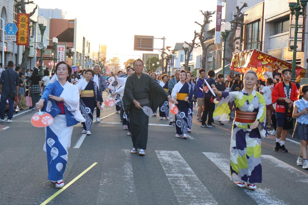 いせさきまつり民踊流し2025の様子