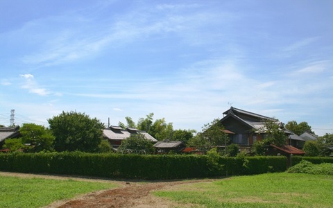 県道側から畑越しに見る田島弥平旧宅全景