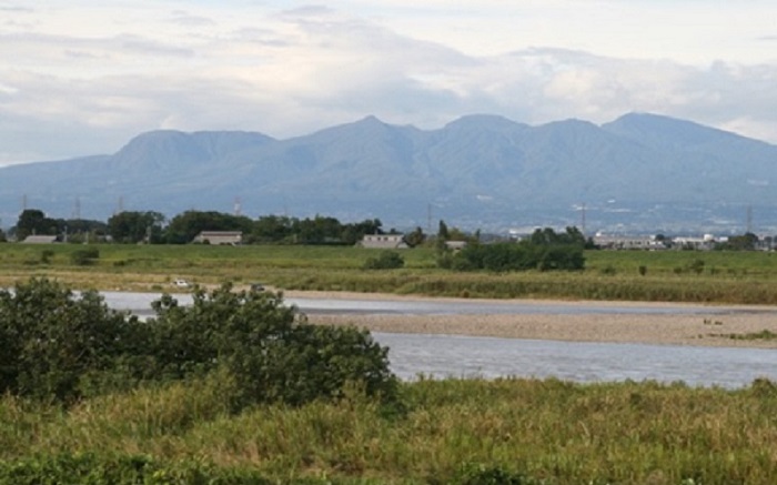 利根川の堤防から見る赤城山