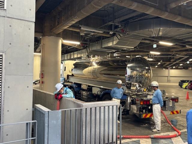 タンクローリー車