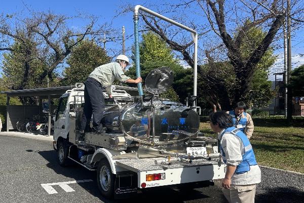 給水車への補給作業